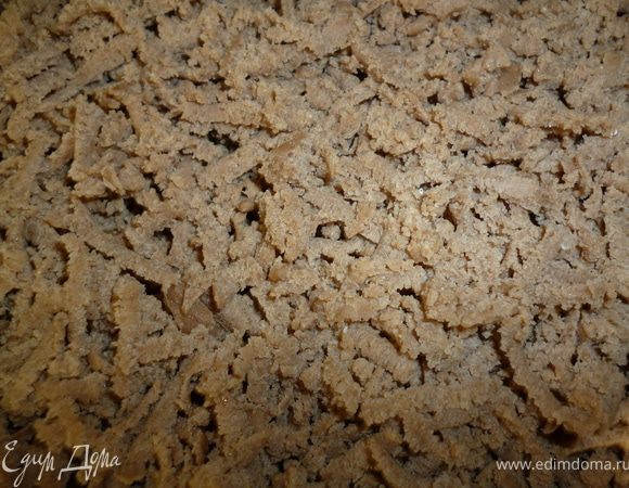 Через час достаем тесто из морозилки и 6 частей натираем на противень на крупной терке.Аккуратно распределяем по всей площади формы и делем небольшой бортик по краям(что бы начинка с боков была закрыта)