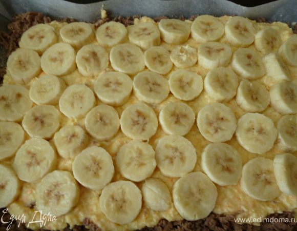 На слой теста наносим сначала творожную начинку,а затем сверху выкладываем кружочки банана.