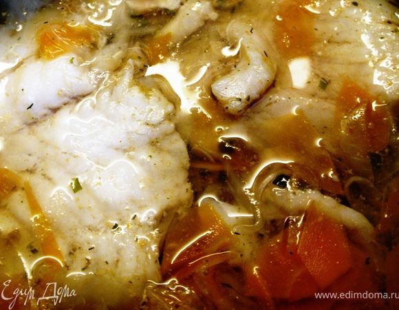 Овощи почистить и помыть. Тоненько нашинковать (лук кольцами, а морковь "пятаками"). Выложить на дно кастрюльки овощную "подушку" и положить на неё филе рыбы. Налить немного воды, посолить, поперчить, добавить лавровые листики и поставить вариться на 5-7 минут.