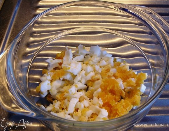 Яйцо почистить и мелко нарезать.
