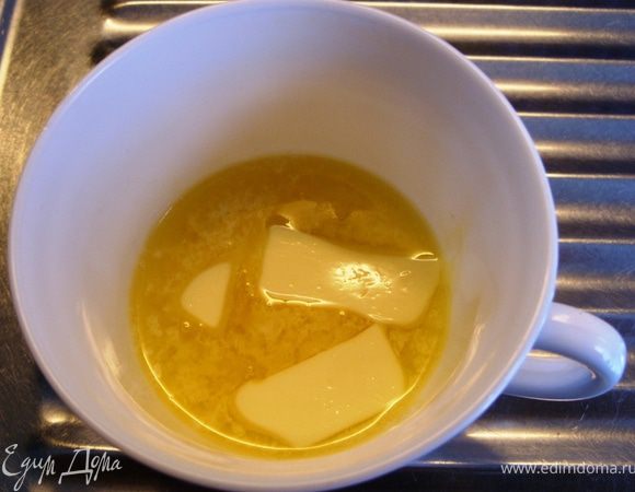 Сливочное масло растопить в микроволновке.