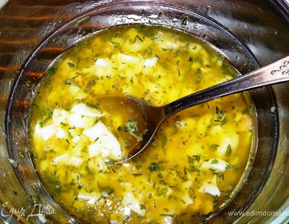 Смешать в плошке яйцо, масло, рубленную зелень и 5 ст.л. рыбного бульона - это соус.