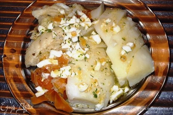 Порцию рыбы выложить на тарелку, добавить отварной картофель и овощи из рыбного бульона и полить соусом.