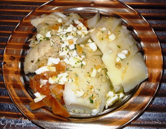 Порцию рыбы выложить на тарелку, добавить отварной картофель и овощи из рыбного бульона и полить соусом.