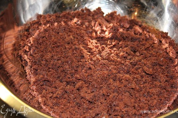 Обрезки коржей натереть на крупной терке (или бисквитное печенье раскрошить в кофемолке или потолочь ступкой).
