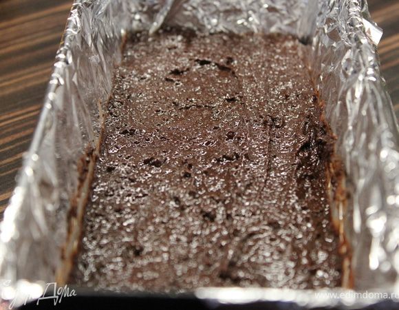 Форму застелить фольгой, выложить массу и разровнять. щедро присыпать какао. Отправить в холодильник на 30 минут. 