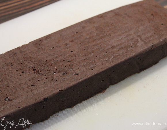 Достать из холодильника и перевернуть на доску и снова присыпать щедро какао. Снова отправить в холодильник уже на 1 час.