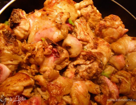 На раскалённом масле (1 ст.л.) обжарить мясо с перцем по 5 мин с каждой стороны до румяности. В конце обжарки мясо посолить.
Разложить сразу половину мяса по горшочкам.