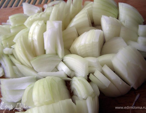 Лук порубить крупными четвертькольцами. Морковь потереть на крупной тёрке.