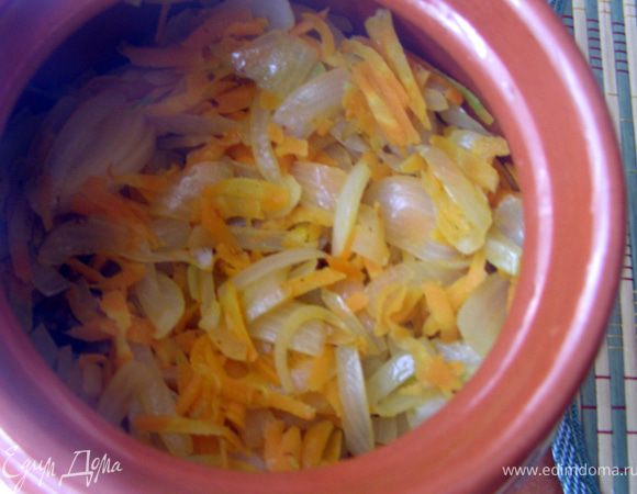 Мясо выложить со сковороды и на мясном соке обжарить быстро лук и морковь, сразу же уложить в горшочки.