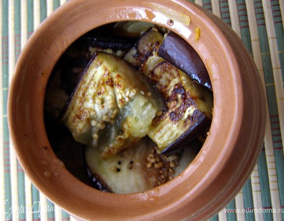 Баклажаны обсушить бумажным полотенцем, смазать маслом (1 ст.л.) и обжарить по 5 мин с каждой стороны на сухой раскалённой сковороде. Обжаренные баклажаны разрезать на 4-6 частей каждый и выложить поверх лука с морковью.