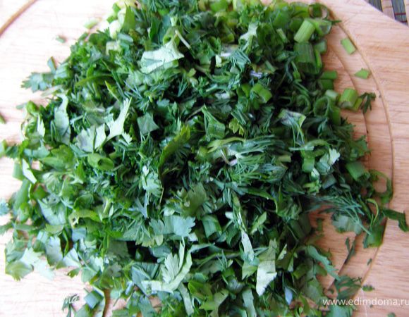 Зелень порезать крупно, выложить в горшочки на баклажаны.