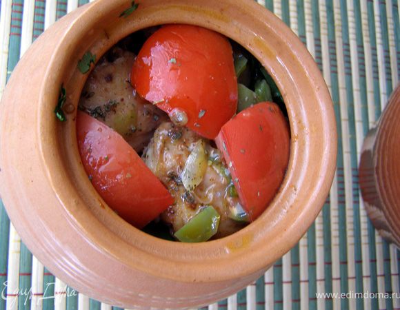 Следующим слоем положить остатки курицы, хорошо утрамбовать. Поверх курицы разместить помидор, разрезанный на 4 части, посоленный и сдобренный базиликом.