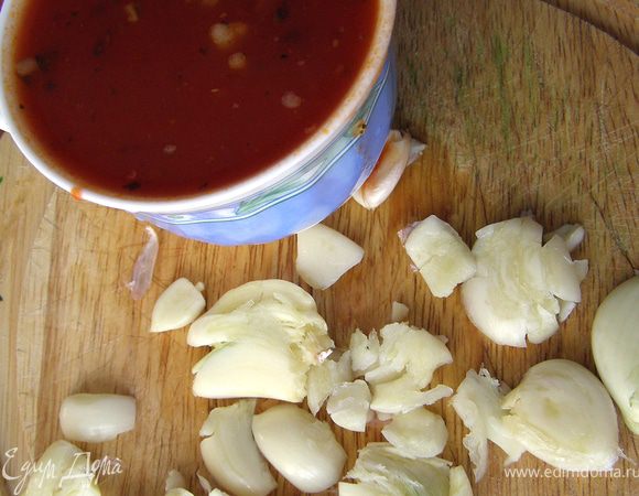 Подготовить соус: бульон смешать с томатным соусом. Чеснок раздавить ребром ножа.
За полчаса до готовности вынуть горшочки, под помидоры положить чеснок, залить сверху соусом и отправить в духовку до готовности.