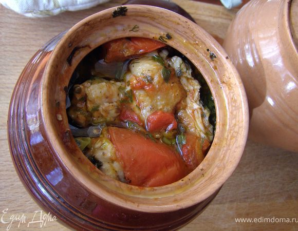 Жидкость из горшочка может закипеть и начать переливаться. Я для этих целей ставлю поддон с водой. И нужно убавить температуру. Мясо должно томиться, а не бурлить.