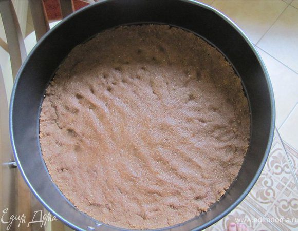 Печенье, орехи и какао перемолоть в блендере в крошку.
Добавляем к тесту растопленное сливочное масло.
Утрамбовать на дно разъемной формы (при желании можно сделать и бортики)
