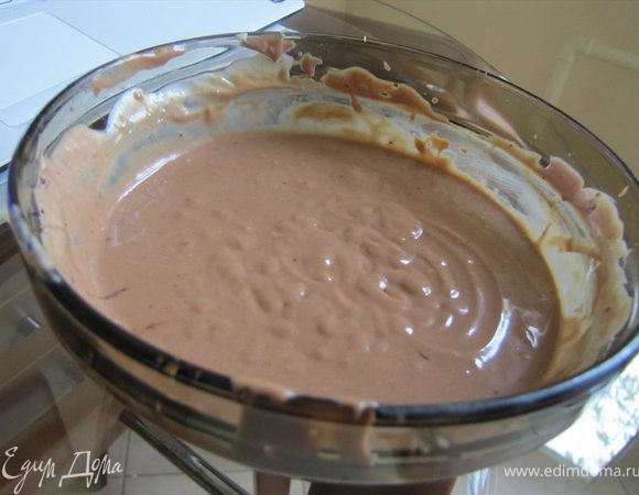 Откладываем треть крема и добавляем к нему растопленный шоколад.