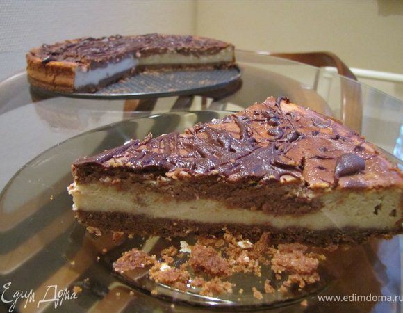 Выливаем на основу сначала светлый крем, а затем темный.
Можно сделать красивые белые разводы на поверхности торта)
Выпекаем в духовке, куда предварительно поставили емкость с кипящей водой, 1ч 20мин. Пока чизкейк печется лучше духовку не открывать.
У готового чизкейка серединка немного подрагивает, но не слишком сильно.
Затем готовый торт ставим в холодильник минимум на 4 часа.
Чизкейк можно украсить стружкой из белого шоколада, но я полила его паутинкой из оставшегося темного шоколада)
Приятного аппетита!
Надеюсь вам понравится)