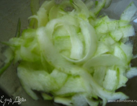 Кабачки чистим, удаляем мякоть и при помощи овощечистки строгаем тонкими полосками.