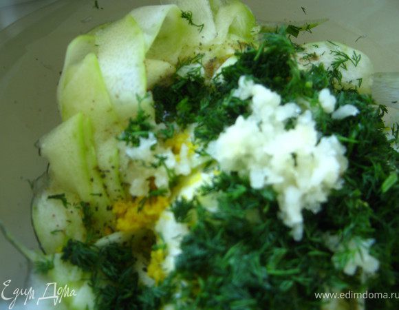 Добавляем все ингредиенты. Перемешали. Оставили на 5-10 минут. И закуска готова!!!