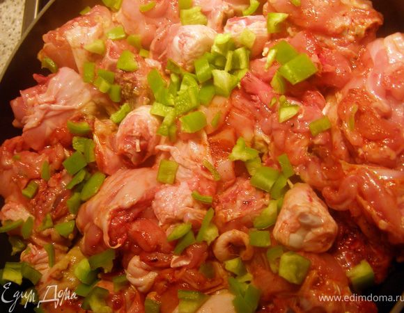 Куриные окорочка порубить на порционные кусочки (вместе с косточкой), 5-6 штук с одного окорочка, натереть специями. Зелёный перец порезать кубиком. У меня был крупный острый (опылившийся)зелёный перец с огорода, но можно взять обычный зелёный перец и добавить половинку зелёного острого (маленького).