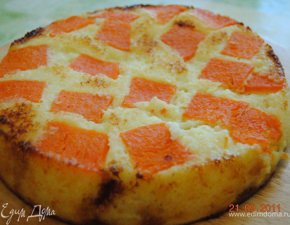 Творог домашний (500 гр) смешать со сметаной магазинной (100гр), сахаром (по вкусу),манной крупой (9стол лож),неполной чайной ложкой соды и щепотка соли.Вбить 2 яйца.Можно добавить ванилин и корицу(если в начинке есть яблоки)