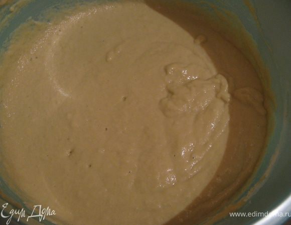 Теперь получившееся пюре переливаем из блендера в другую посуду,добавляем соду и муку.Все тщательно перемешиваем.