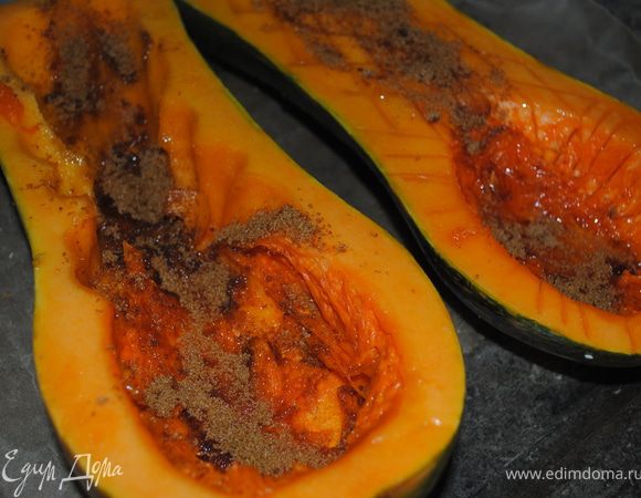 посыпать половиной сахара и полить медом