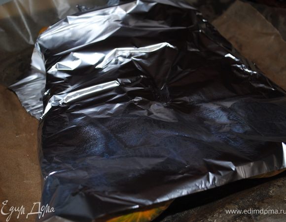 накрыть фольгой и поставить запекать на протовне, смазанным маслом на 40 минут.