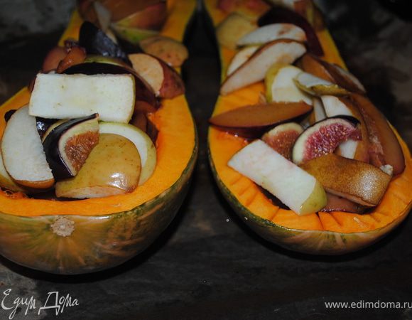 выложить фрукты на тыкву, опять посыпать остачей сахара и еще запекать 1 час.