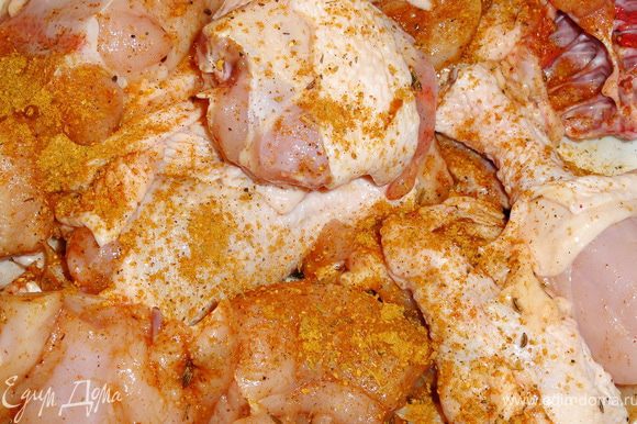 Курицу разделать на порционные куски. посолить, добавить приправу и тмин.