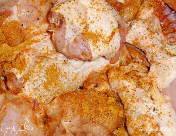 Курицу разделать на порционные куски. посолить, добавить приправу и тмин.
