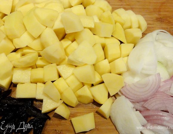 Картофель нарезать крупно, лук - полукольцами, а чернослив на две половинки. Картофель смешать с солью.