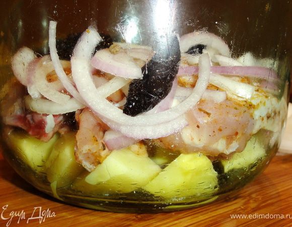 Теперь нам необходимо все ингредиенты выложить слоями в банку. Первый слой картофеля, затем курицы. Курицу покрываем луком, кладем 3 -4 половинки чернослива, кусочек лаврового листа и перец горошком.