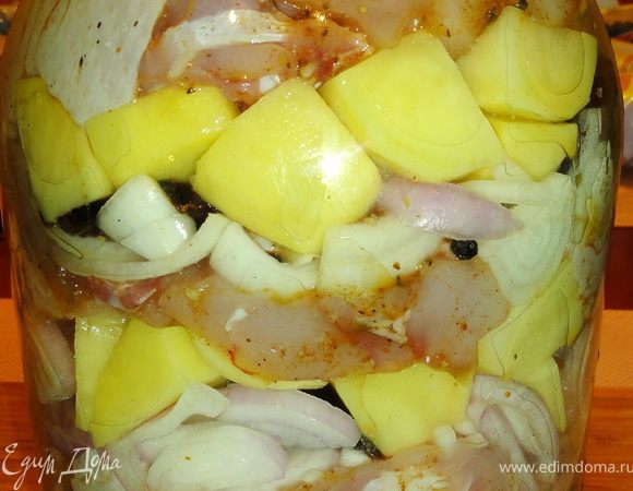 Слои повторить, пока банка не будет заполнена. Воду и бульон не добавлять! Курица с картофелем через пол часа даст обильный сок. 