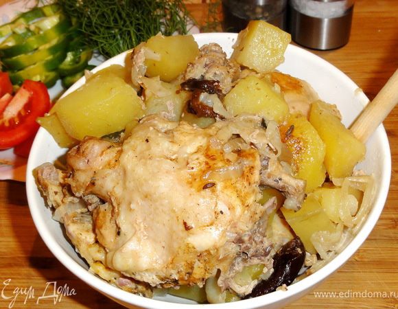 Сделайте крышку из фольги на горлышко банки. Поставьте в духовку (не горячую) на решетку. Через 20 минут прибавьте огонь до 200 градусов. Запекать 2 часа. 
Ну вот теперь все содержимое можно переложить в удобную емкость. Блюдо порадуем вас ароматом и цветом!