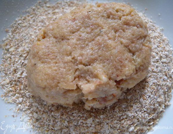 5. Измельчить до крупной крошки хлопья. 150 г добавить к фаршу, остальное на панировку. 