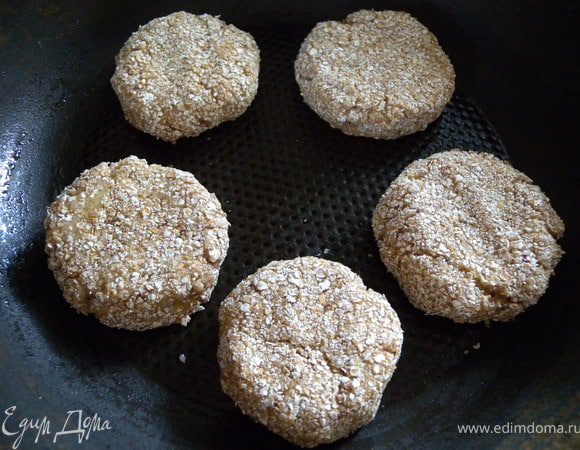 6. Сформировать биточки (8 см Х 2 см). Запанировать. Жарить на небольшом огне без масла с закрытой крышкой. Так как в фарше уже есть жир, и он начнет "топиться". 