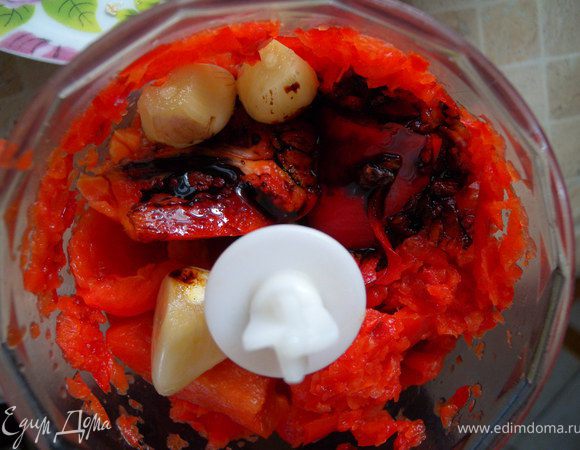 8. Готовим соус. Сладкий перец почистить и измельчить в блендере с чесноком, соевым соусом и табаско. Добавить некоторое количество кипятка. Для загустения использовать крахмал. Для этого вскипятить соус. Крахмал развести небольшим количеством холодной воды и помешивая ввести его в соус. Прокипятить пару минут. 