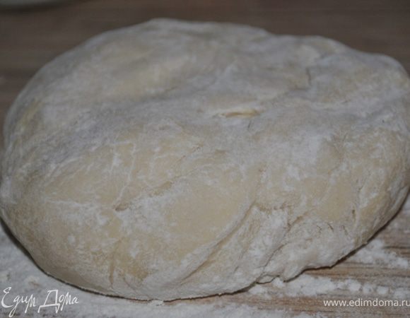 Воду с солью и растительным маслом довести до кипения. Добавить полстакана муки, вымесить ложкой, чтобы было меньше комков. Остудить. Добавить яйцо, водку, остальную муку и вымесить крутое тесто. Положить в холодильник на 1–10 часов.