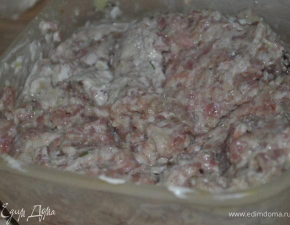 Из мяса сделать фарш, добавить измельченный лук и все остальные ингредиенты.
