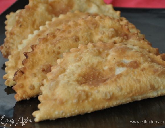 Убедитесь, какое хрустящее тесто получилось у чебуреков! Рекомендую готовить его исключительно с водкой. Надеюсь, вам пригодится мой маленький кулинарный секрет.