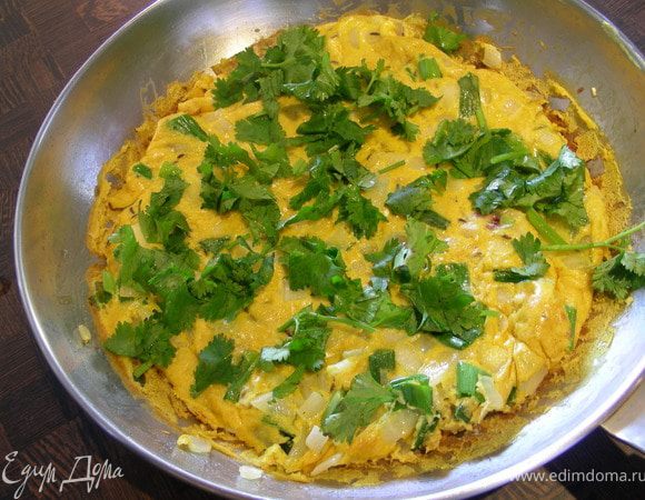 Ставим наш омлет под гриль на пару минут, затем посыпаем кинзой и подаем.