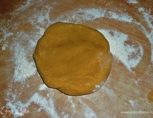 На рабочую поверхность насыпать чуть муки,выложить тесто,вымесить слегка уже руками.