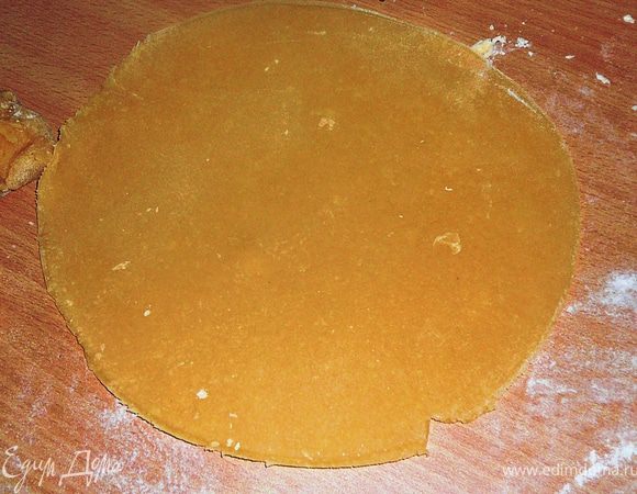 Разделить на 8 равных частей.Берем одну часть и раскатываем,при необходимости слегка присыпаем мукой.Вырезаем круг.Я это делала в помочью крышки,диаметром 21см.