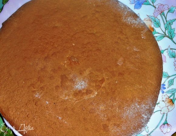 Разогреваем духовку до 180гр.Протвень присыпаем мукой,слегка.С помощью скалки переносим тесто.Выпекаем около 4-5минут,до золотистого цвета.