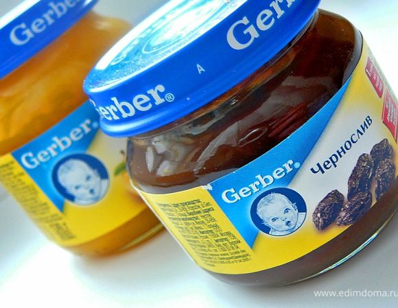 Взять две мисочки в одну вылить пюре из чернослива,во вторую пюре из тыквы,желатин разделить на двое.