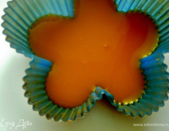 Разлить пюре по формочкам.Формочку в виде цветочка тыквенное.Слой желе не большой,примерно 1 см.