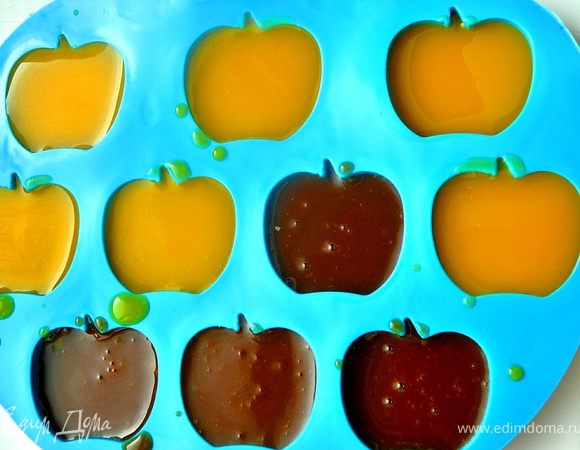 Остальное пюре тыквы и чернослива в любые формочки.