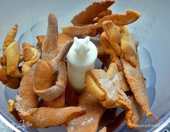 Обрезки от коржей сложить в блендер,добавить часть грецких орехов.